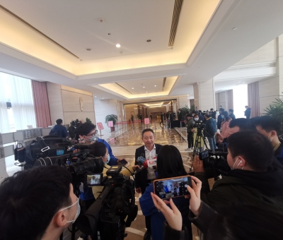 努力推進(jìn)綠色有機(jī)農(nóng)產(chǎn)品、中醫(yī)藥、文化和旅游等產(chǎn)業(yè)重要基地建設(shè) 江西仙客來(lái)董事長(zhǎng)潘新華參加省十三屆人大五次會(huì)議積極建言獻(xiàn)策