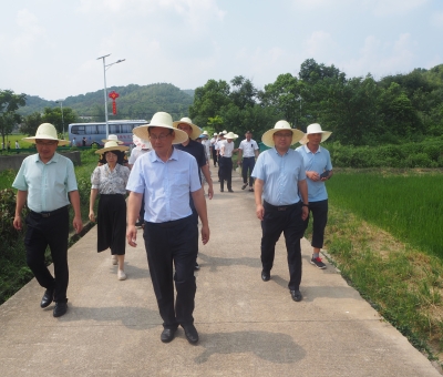 市工商聯(lián)第十七屆四次常委會(huì)暨“萬(wàn)企興萬(wàn)村”行動(dòng)現(xiàn)場(chǎng)推進(jìn)會(huì)參會(huì)代表考察仙客來(lái)靈芝等食（藥）用菌種植基地